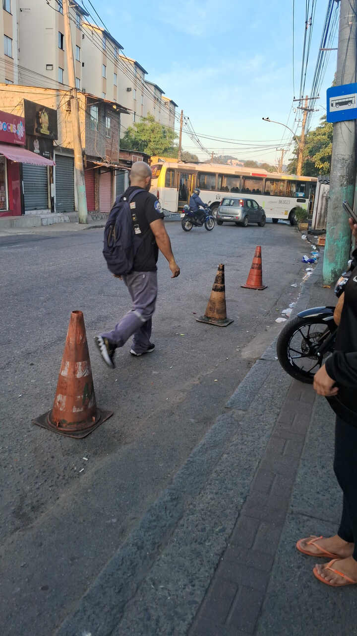 Ônibus é sequestrado e usado como barricada em Costa Barros