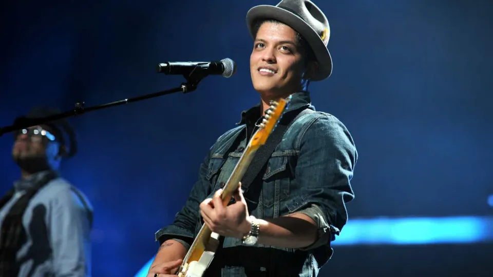 Bruninho Mars aparece de surpresa em show e brinca: 