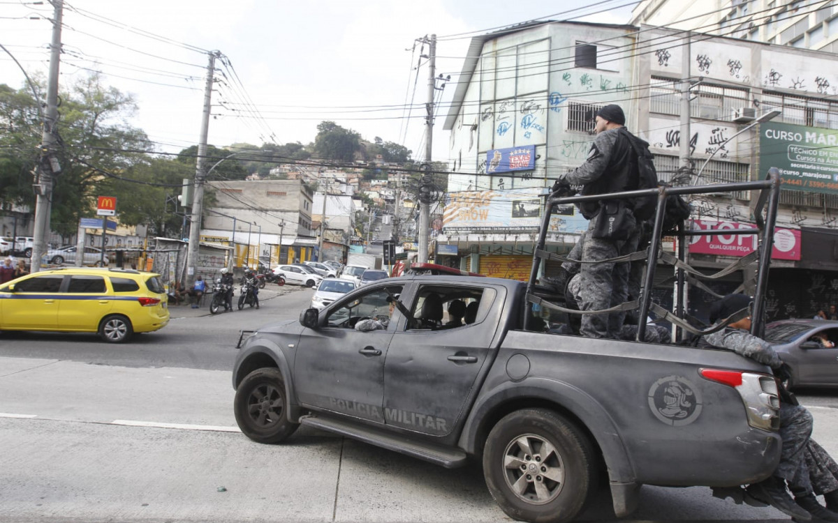 Criminosos sequestram ônibus e usam como barricadas durante operação da PM na Serrinha
