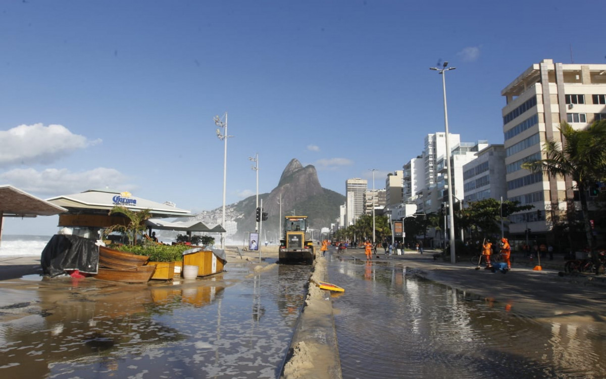 Ressaca mantém trechos da orla do Leblon e ciclovia Tim Maia interditados; veja a previsão