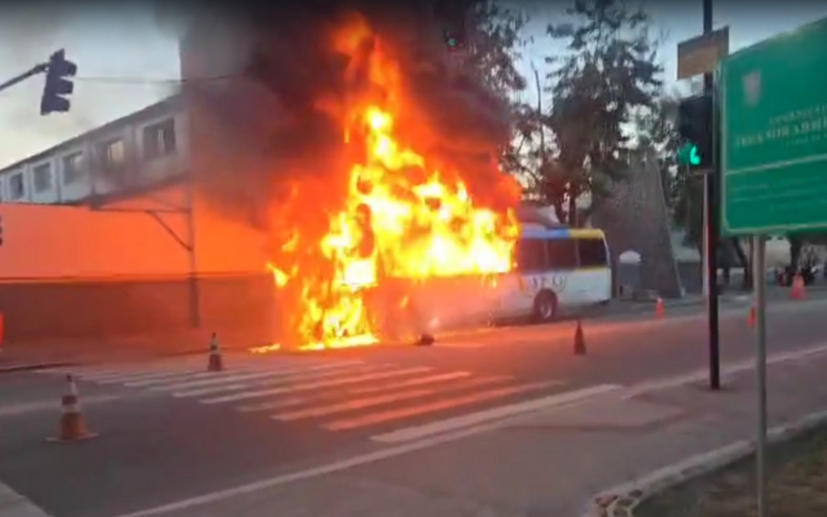 pane elétrica provoca incêndio em ônibus na Vila Militar