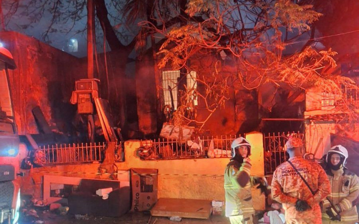 Incêndio de grandes proporções atinge casa no Jacarezinho