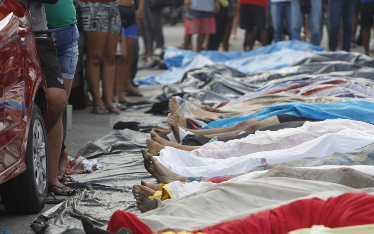 Moradores levam mais de 60 corpos à praça na Penha após operação mais letal do Rio