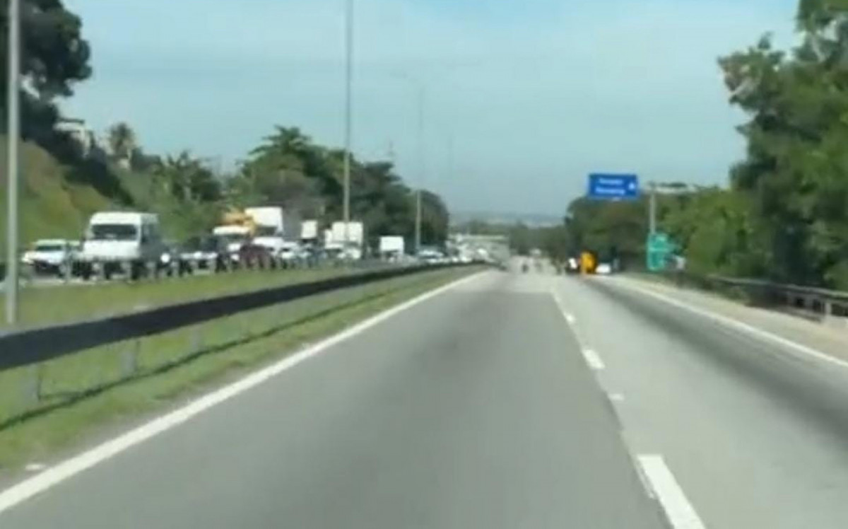 Tiroteio em operação no Jardim Catarina interdita BR-101