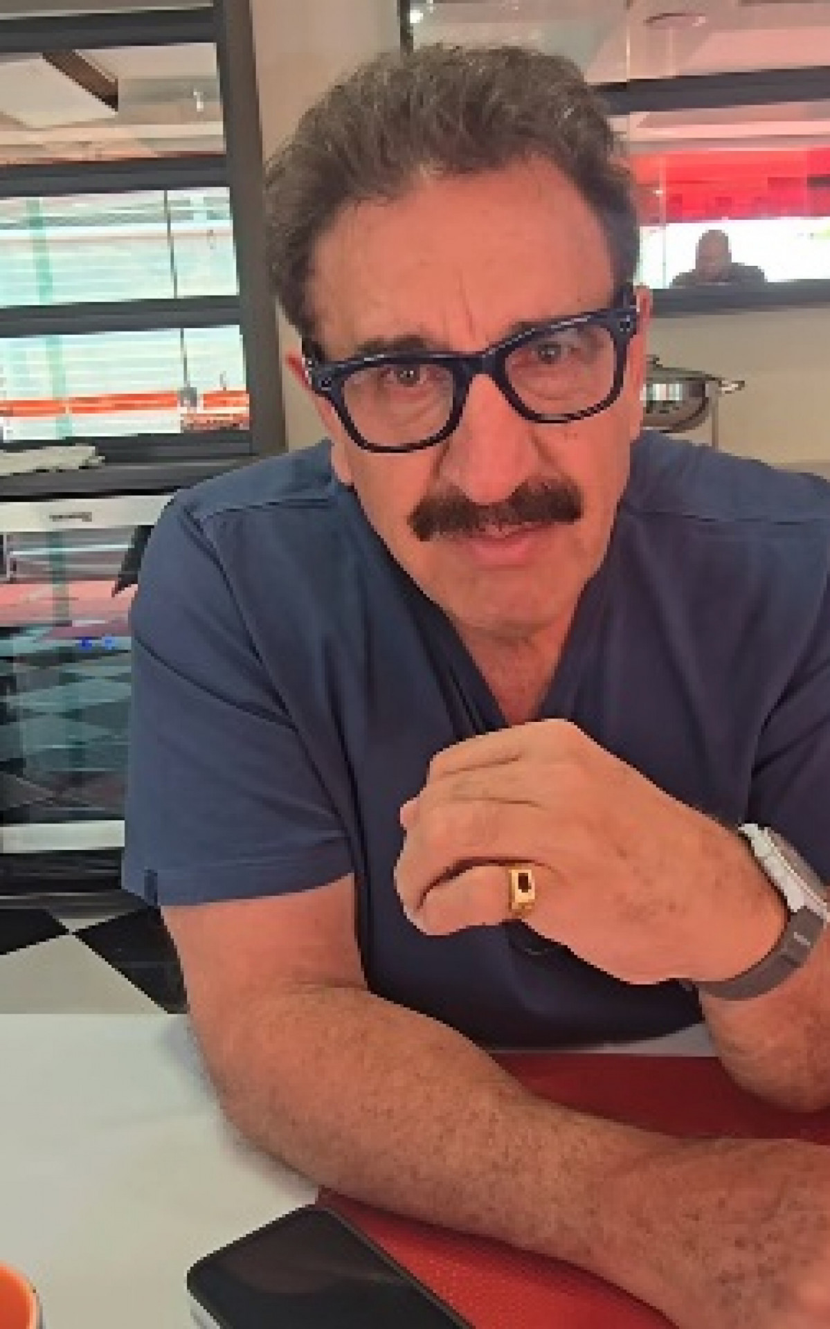 Ratinho mostra anel dado por Silvio Santos: 'Um símbolo'