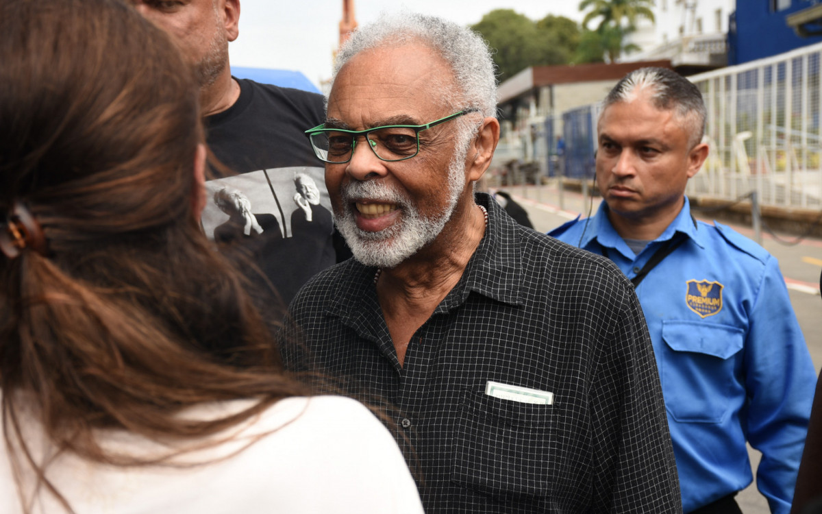 Gilberto Gil embarca em cruzeiro e recebe aplausos dos fãs