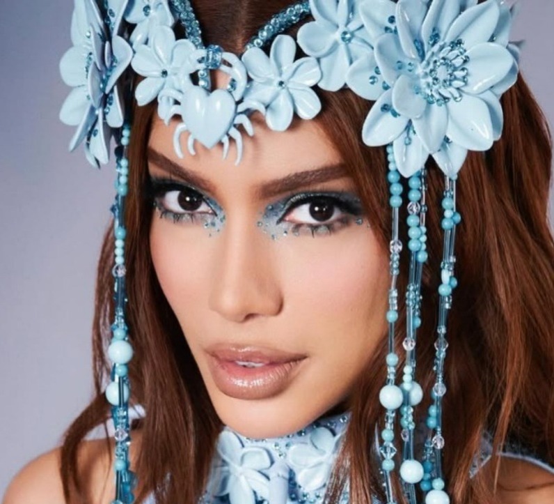 Casal evangélico prega na entrada dos 'Ensaios da Anitta', e cantora reage