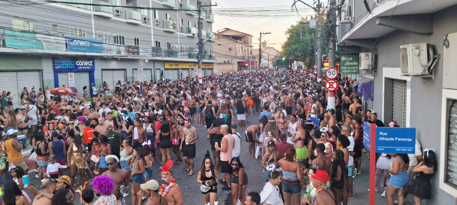“Bloco da Gabriela” arrasta multidão e anima o Centro de Maricá no Carnaval 2026