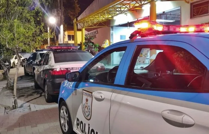 Duas jovens são assaltadas sob ameaça de arma no Centro de Maricá